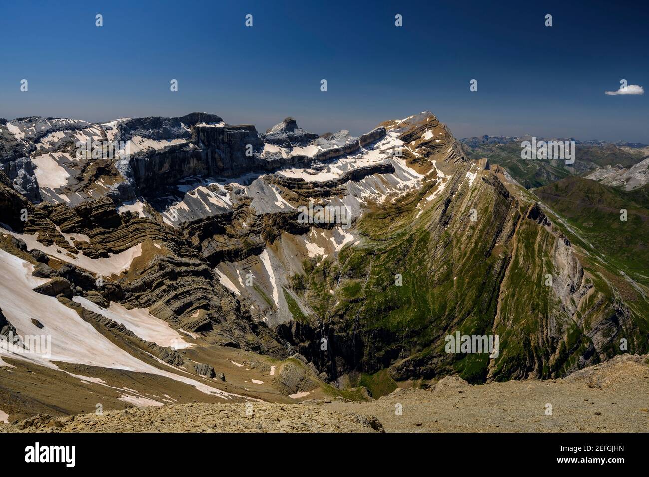 Cirque de Gavarnie (circo montano di Gavarnie) visto dal passo di montagna Astazous (Parco Nazionale dei Pirenei, Francia) Foto Stock