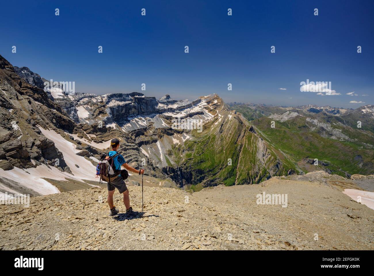 Cirque de Gavarnie (circo montano di Gavarnie) visto dal passo di montagna Astazous (Parco Nazionale dei Pirenei, Francia) Foto Stock
