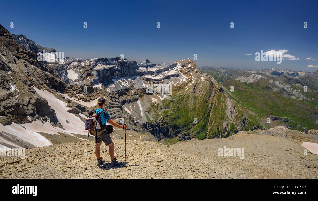 Cirque de Gavarnie (circo montano di Gavarnie) visto dal passo di montagna Astazous (Parco Nazionale dei Pirenei, Francia) Foto Stock