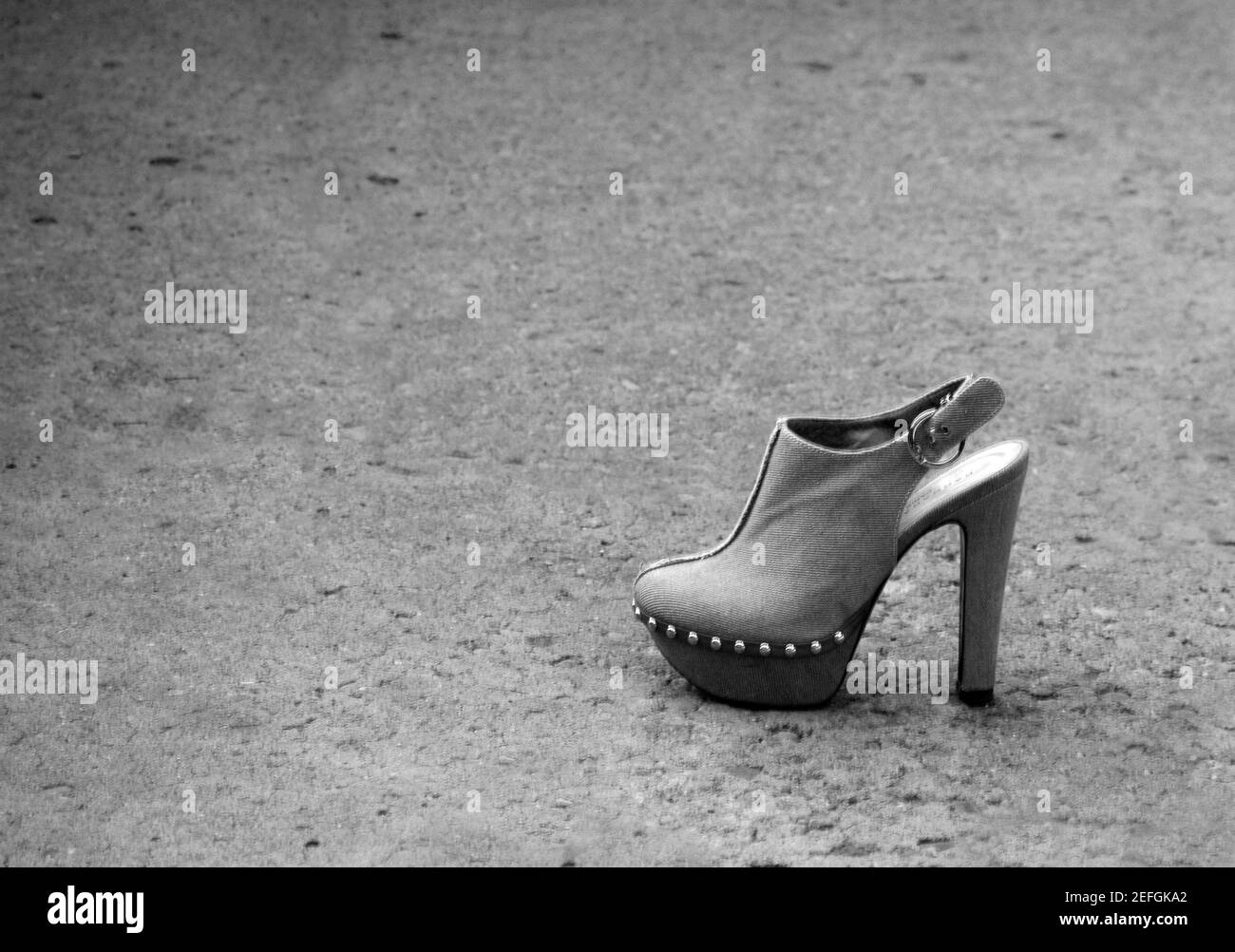 Una donna che si rilassa in un parco rimuove il suo sandalo con plateau ad alta altezza a Santa Fe, New Mexico Foto Stock