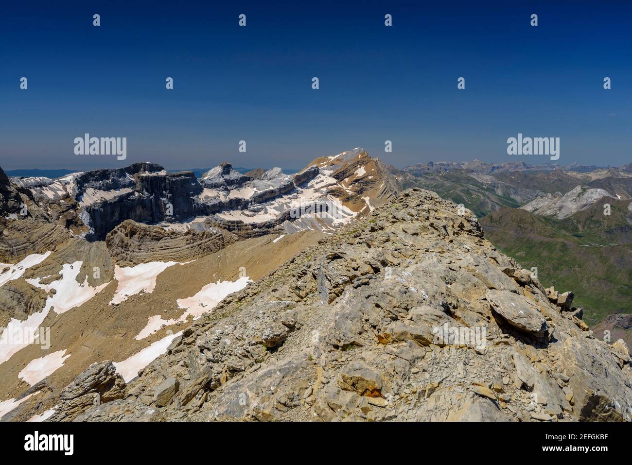 Cirque de Gavarnie (circo montano di Gavarnie) visto dalle cime gemelle Astazose (Parco Nazionale dei Pirenei, Francia) Foto Stock