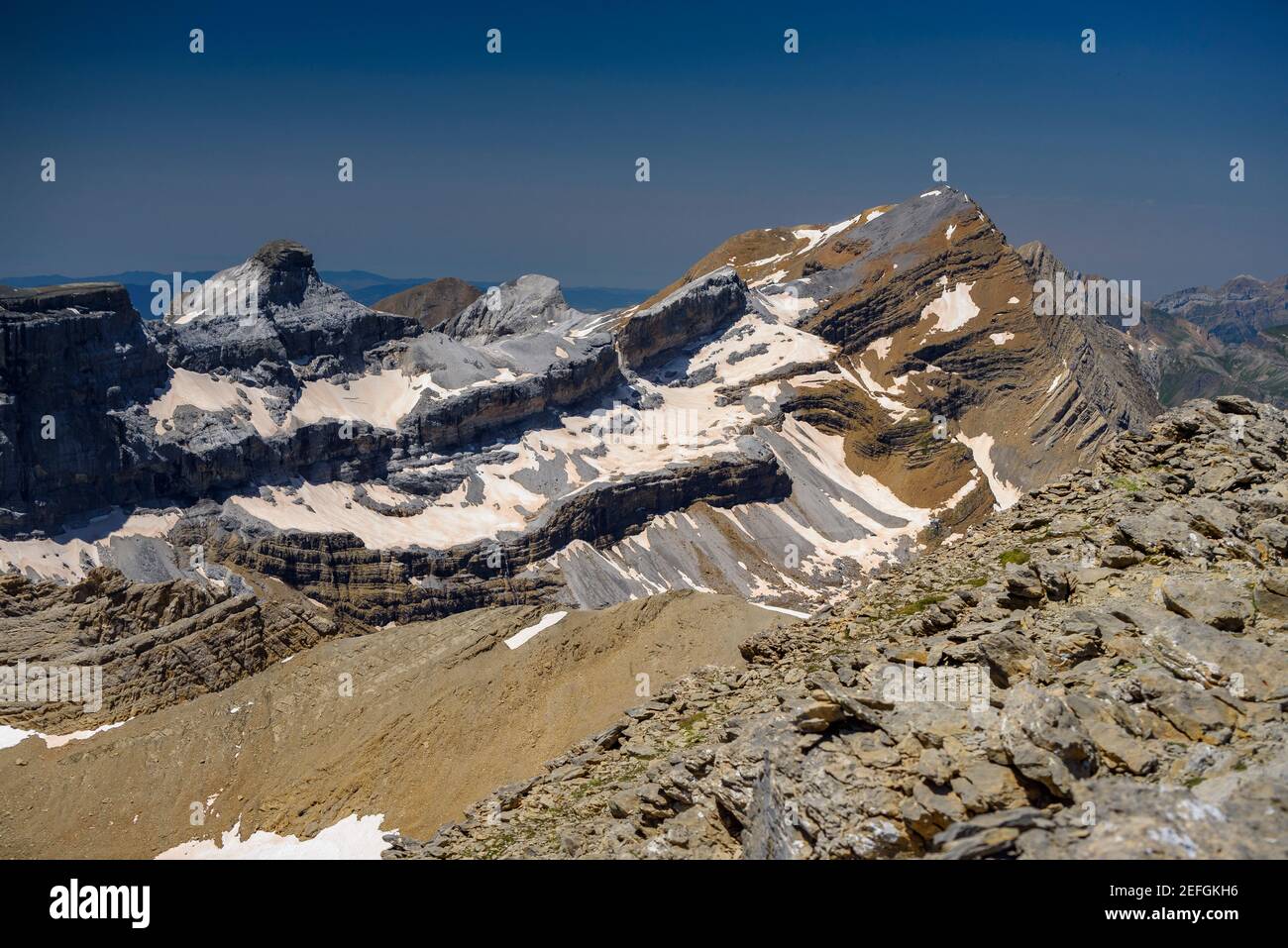 Cirque de Gavarnie (circo montano di Gavarnie) visto dalle cime gemelle Astazose (Parco Nazionale dei Pirenei, Francia) Foto Stock