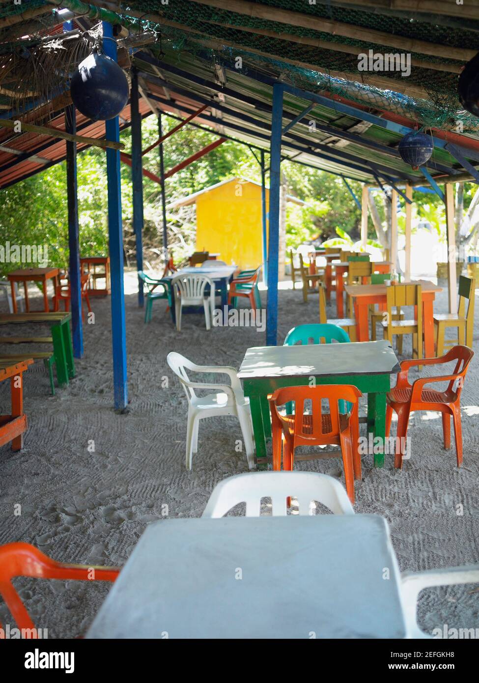 Tavoli e sedie vuoti in un ristorante, Providencia, Providencia y Santa Catalina, San Andres y Providencia Department, Colombia Foto Stock