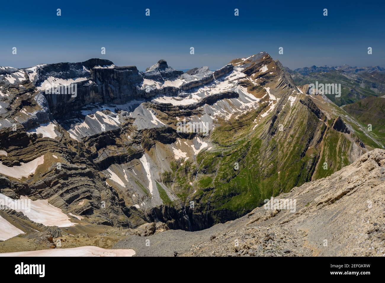 Cirque de Gavarnie (circo montano di Gavarnie) visto dalle cime gemelle Astazose (Parco Nazionale dei Pirenei, Francia) Foto Stock