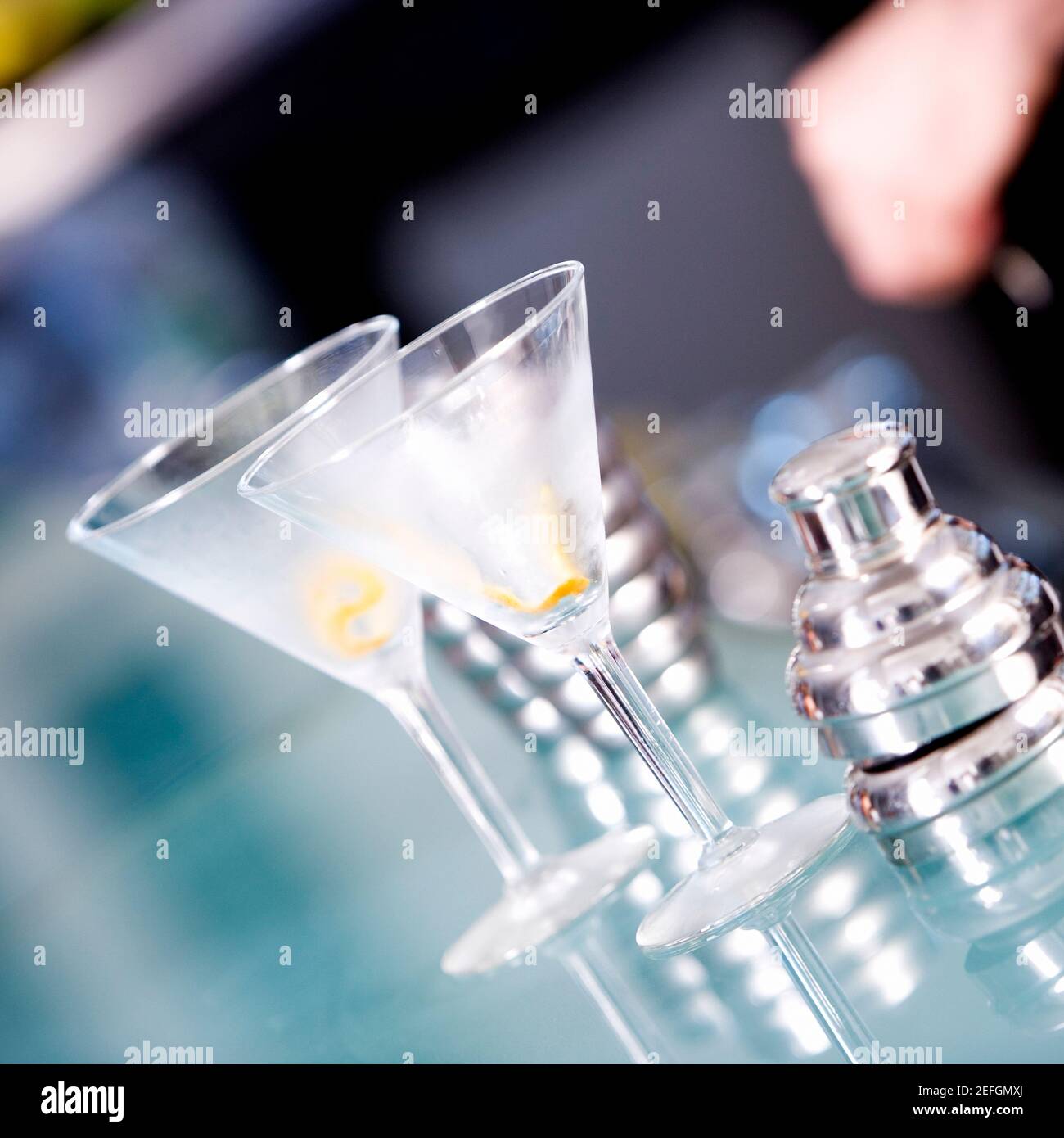 Primo piano di due bicchieri martini e un cocktail shaker un bancone bar Foto Stock