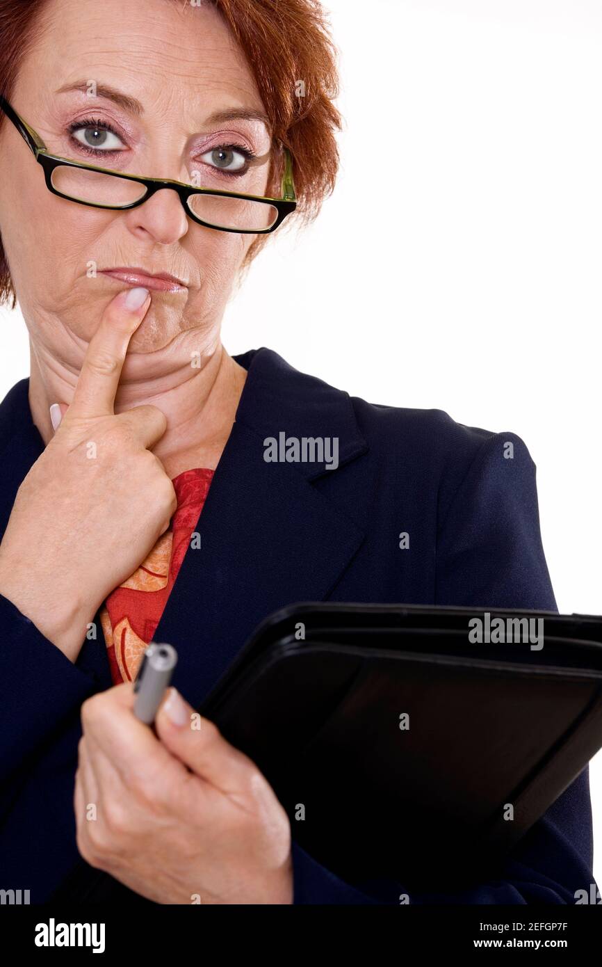Ritratto di una donna d'affari che tiene una lima e una penna Foto Stock