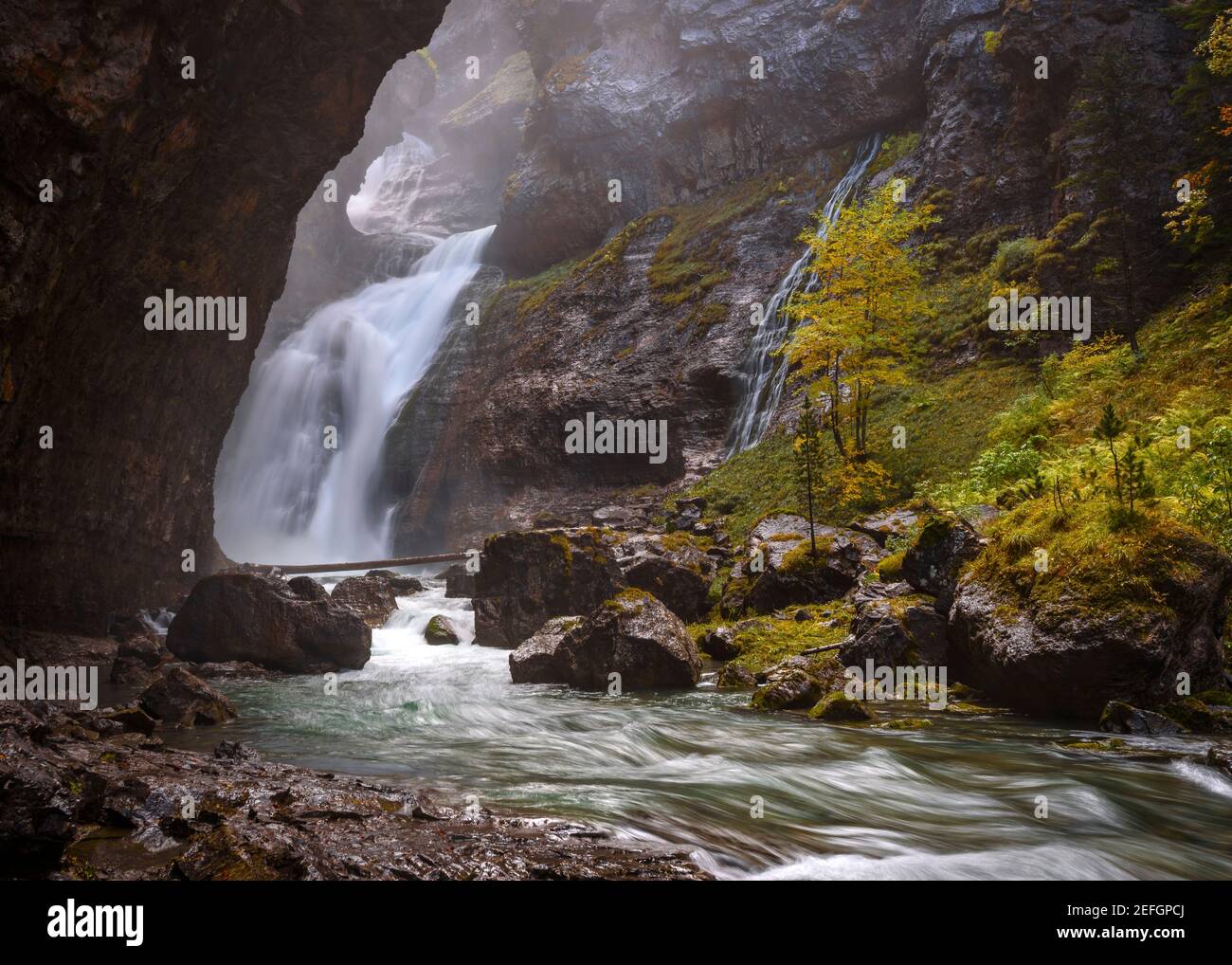 Estrecho Cascade in autunno (NP Ordesa e Monte Perdido, Pirenei, Spagna) ESP: Cascada del Estrecho en otoño (PN Ordesa y Monte Perdido, Aragona) Foto Stock