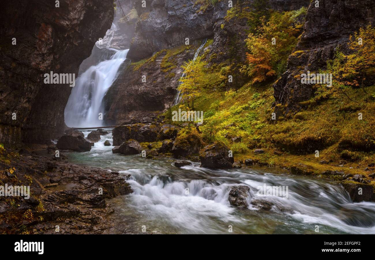 Estrecho Cascade in autunno (NP Ordesa e Monte Perdido, Pirenei, Spagna) ESP: Cascada del Estrecho en otoño (PN Ordesa y Monte Perdido, Aragona) Foto Stock