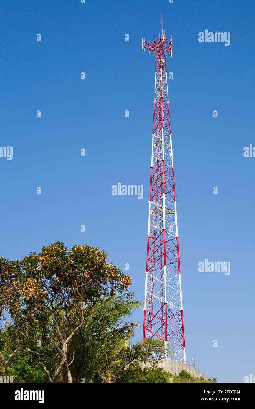 Vista ad angolo basso di una torre di comunicazione, Roatan, Bay Islands, Honduras Foto Stock