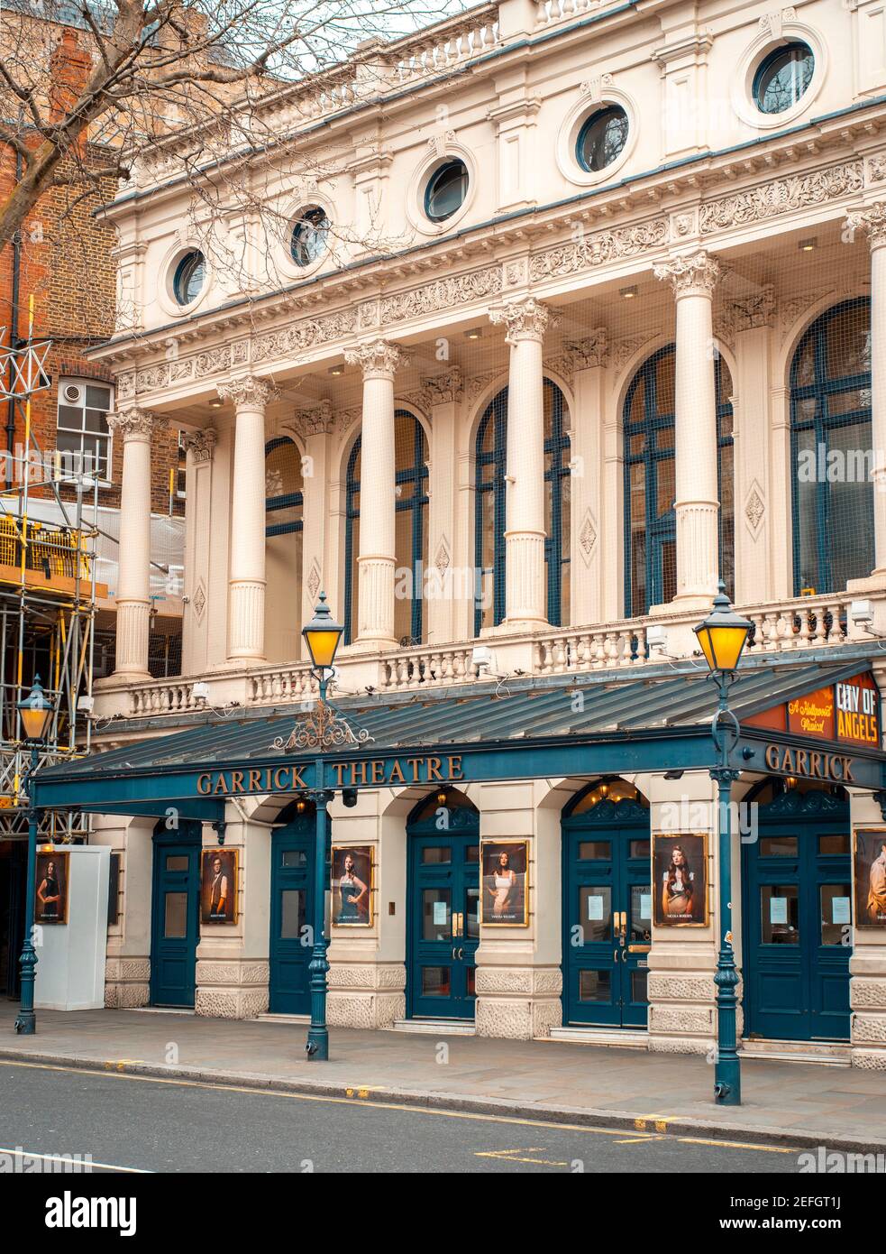 Londra, Inghilterra - 17 marzo 2020: Il Teatro Garrick che mostra la 'Citta' degli Angeli' nel West End di Londra e' chiuso fino a preavviso a causa dell'epidemia di Coronavirus Foto Stock