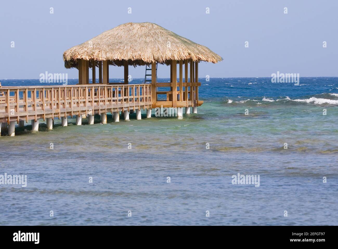 Molo nel mare, Osgood Cay, Roatan, Bay Islands, Honduras Foto Stock