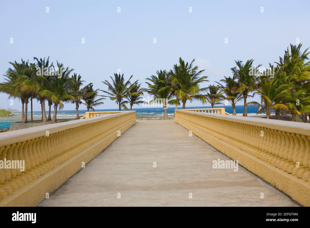 Ponte che conduce verso la spiaggia, Dixon Cove, Roatan, Bay Islands, Honduras Foto Stock