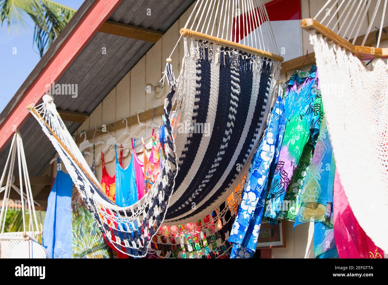 Amache appese ad una bancarella di mercato, Coxen Hole, Roatan, Bay Islands, Honduras Foto Stock