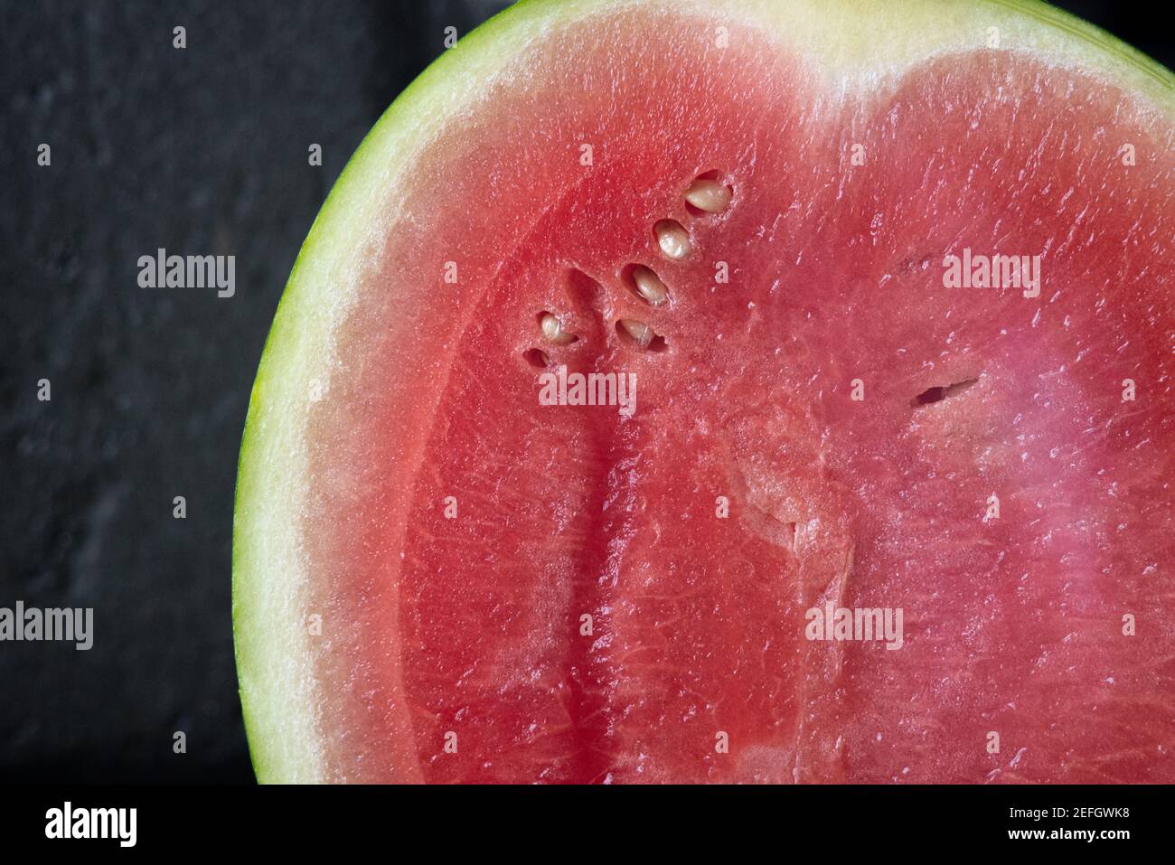 primo piano di un cocomero su sfondo scuro Foto Stock