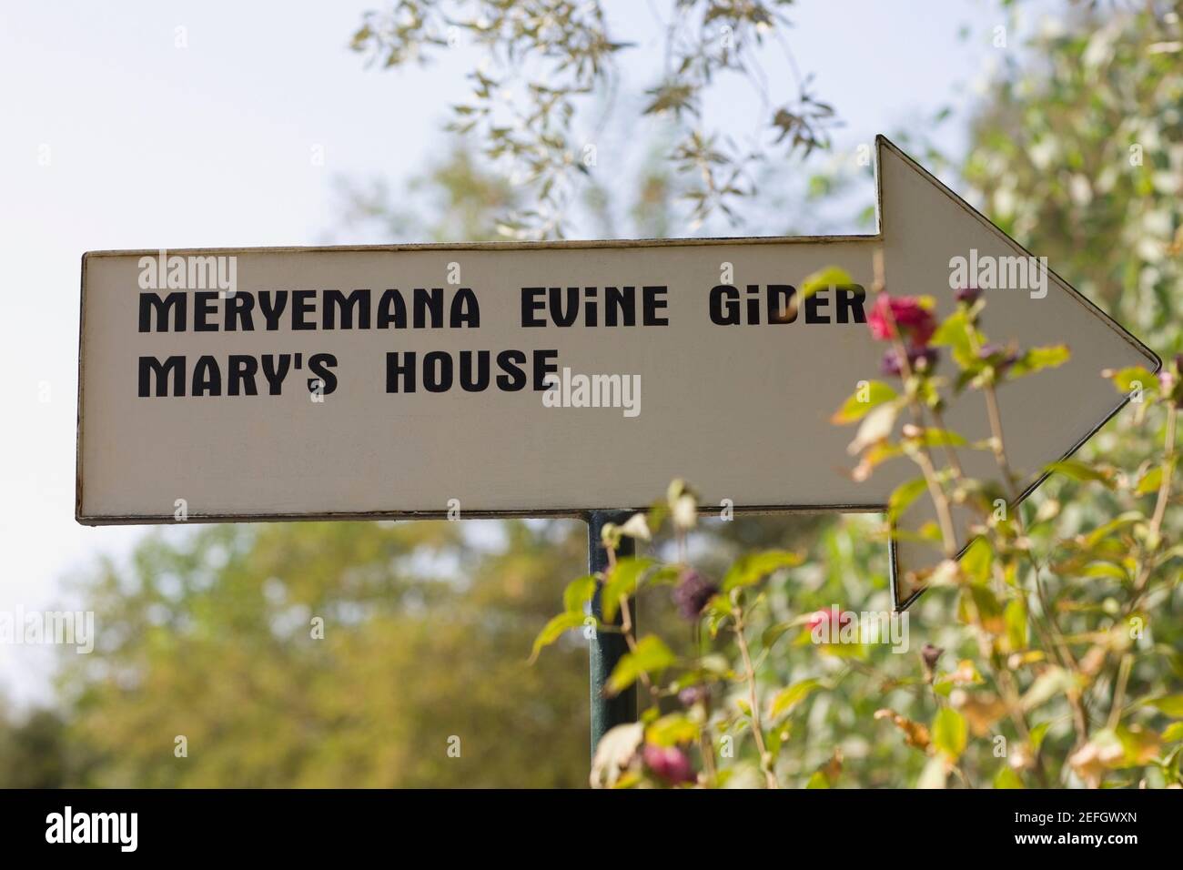 Primo piano di un cartello direzionale, Efeso, Turchia Foto Stock