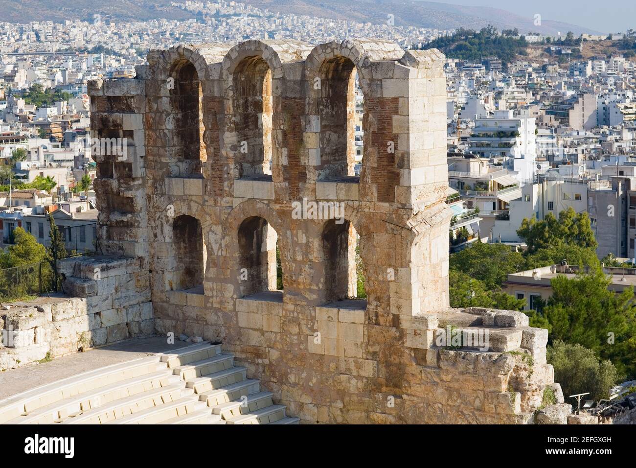 Vista ad alto angolo delle antiche rovine di un anfiteatro, Teatro di Erode Attico, Acropoli, Atene, Grecia Foto Stock