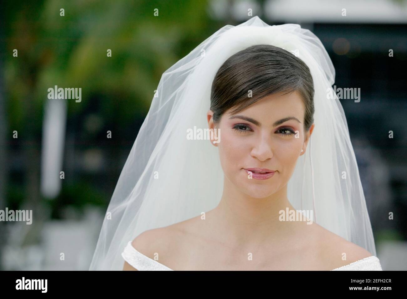 Primo piano di una giovane sposa che guarda via Foto Stock