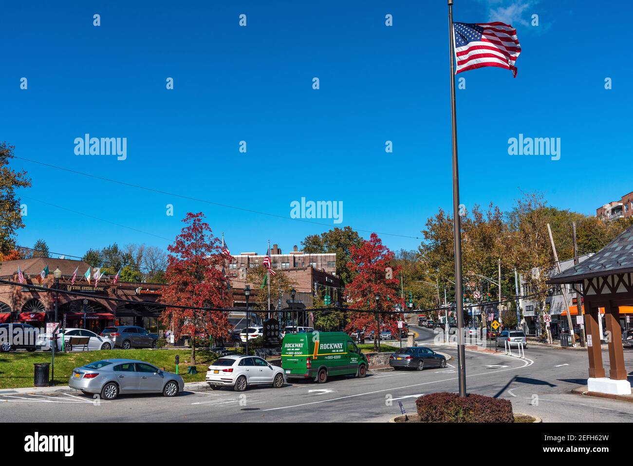 Hartsdale, NY - 30 ottobre 2018: Vista della strada principale di Hartsdale. Hartsdale fa parte della città di Greenburgh, Westchester County, New York, ONU Foto Stock