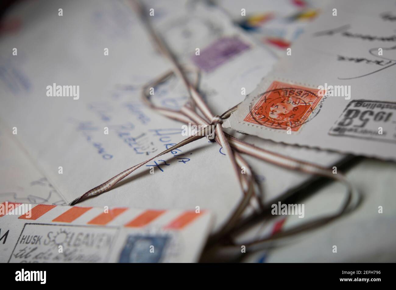 Primo piano dei vecchi timbri sulle lettere Foto Stock