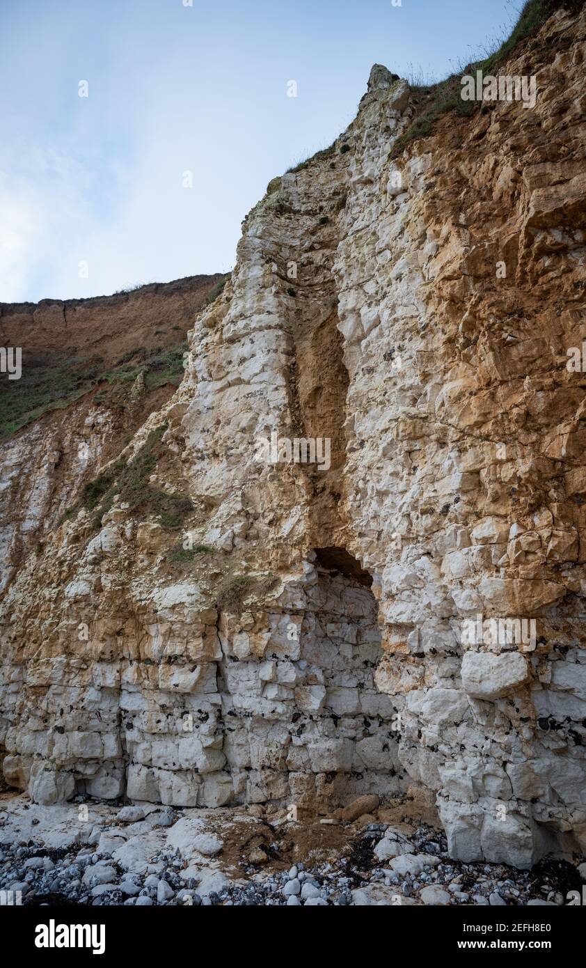 Una soluzione cava rivelata da un crollo nelle scogliere di gesso tra Hope Gap e Cuckmere Haven, East Sussex, Regno Unito Foto Stock