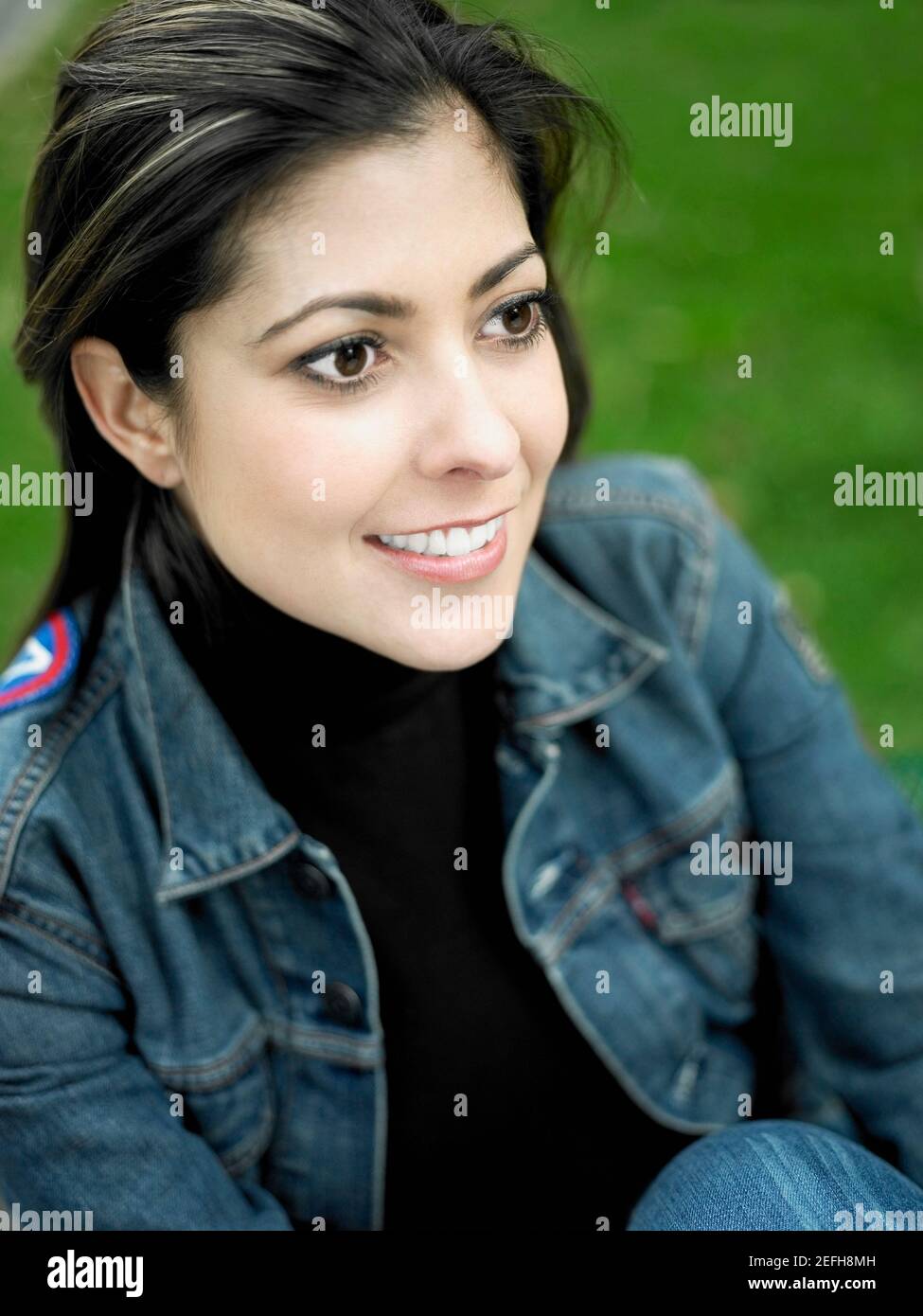Close-up di una metà donna adulta che guarda lontano Foto Stock