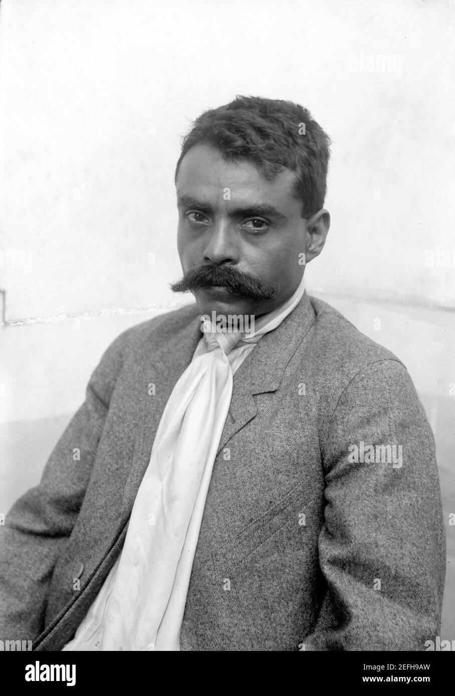Emiliano Zapata nel 1914, fu uno dei leader militari della rivoluzione messicana e un simbolo di resistenza contadina in Messico / file N. di riferimento 1003-841THA Foto Stock Emiliano Zapata nel 1914, fu uno dei leader militari della rivoluzione messicana e un simbolo di resistenza contadina in Messico / file N. di riferimento 1003-841THA Foto Stock
