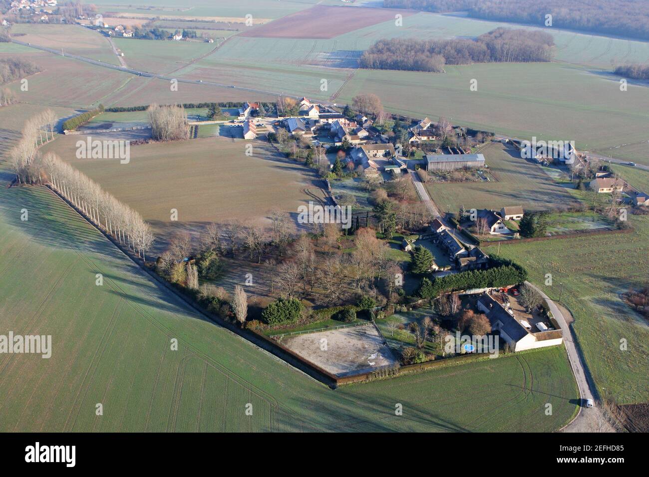 Fotografia aerea del villaggio rurale Favière nel dipartimento di Yvelines 78, Ile-de-France, Francia - 03 gennaio 2010 Foto Stock