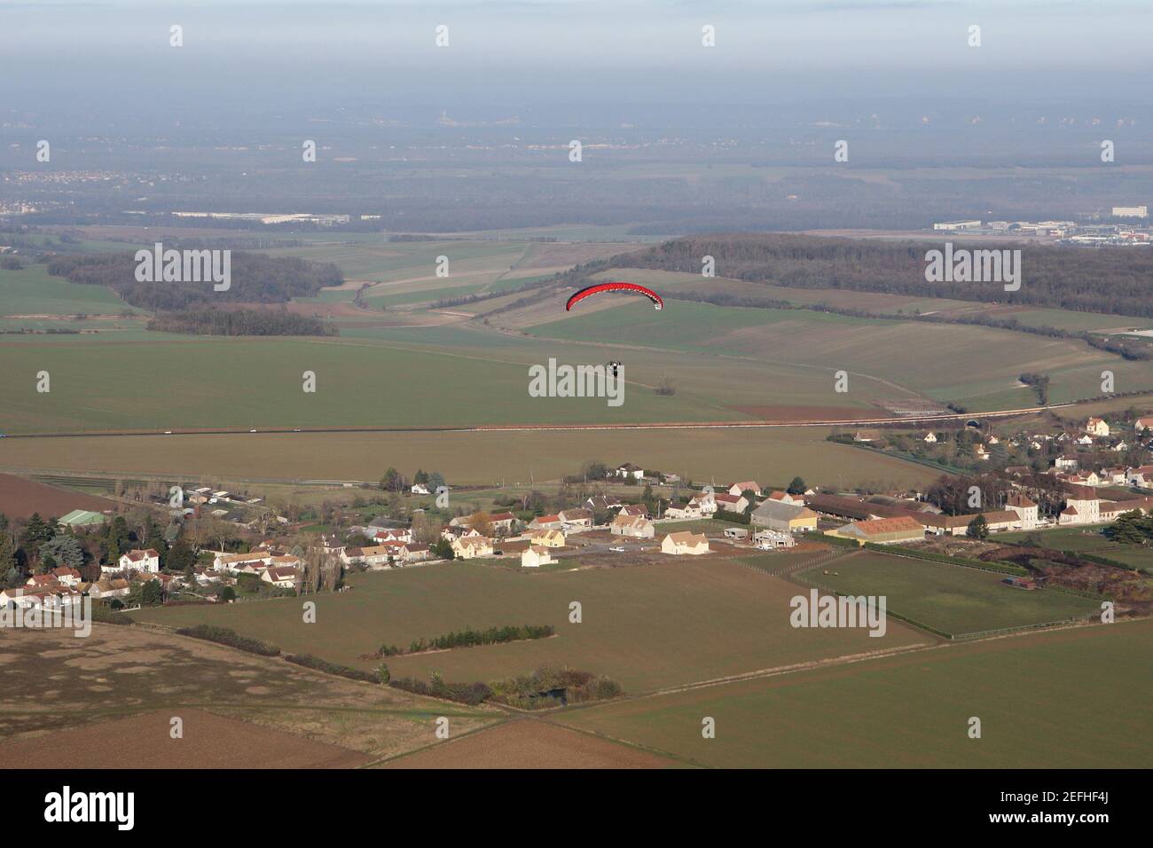 Vista aerea di un paramotore che sorvola il comune di Soindres nel dipartimento degli Yvelines (78200), regione Ile-de-France, Francia - 03 gennaio 2010 Foto Stock