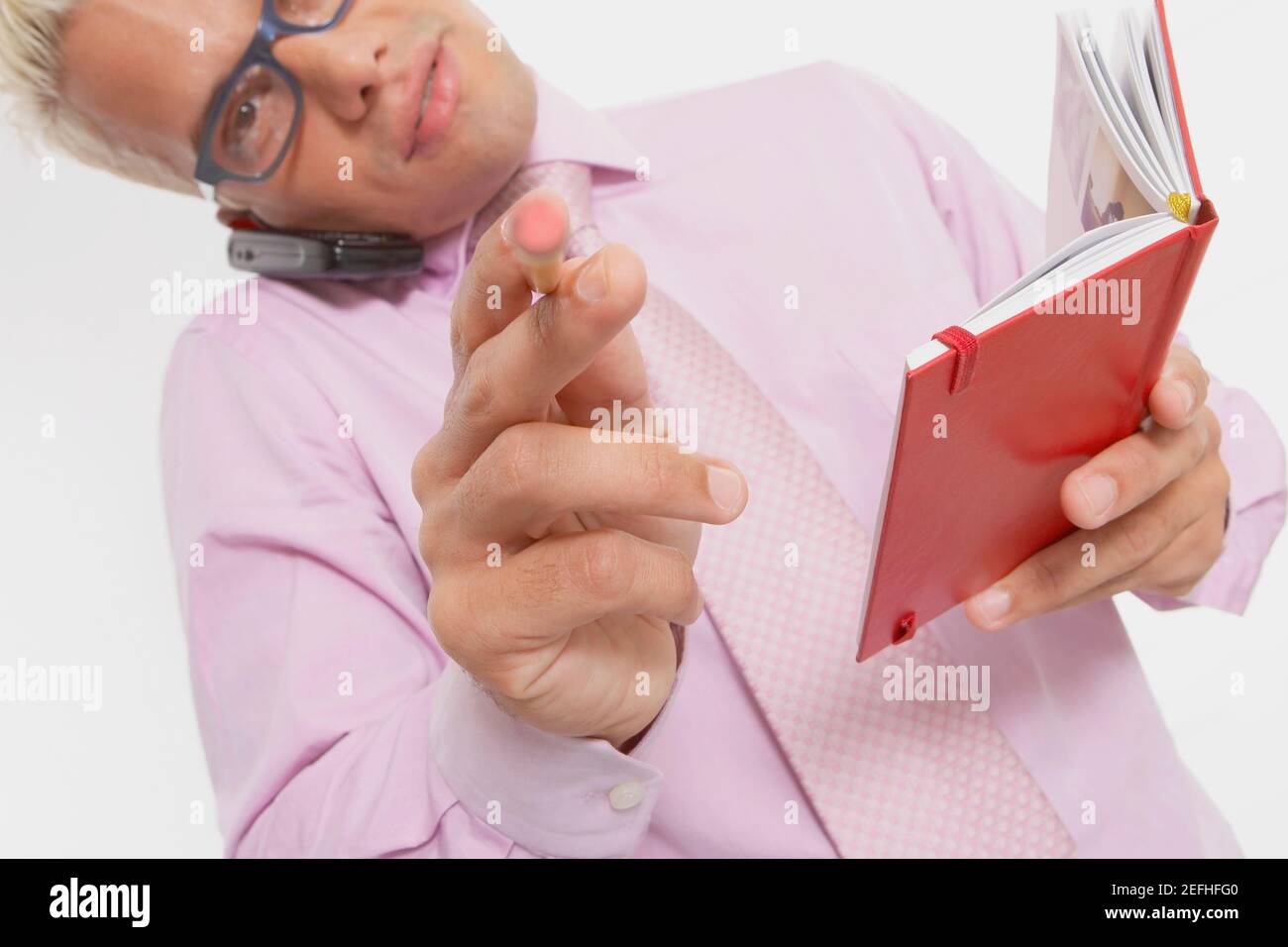 Ritratto di un uomo d'affari che parla su un telefono cellulare e. puntare con una matita Foto Stock