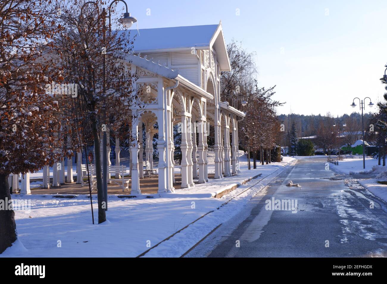 La nostalgica fermata dell'autobus bianco in inverno Foto Stock