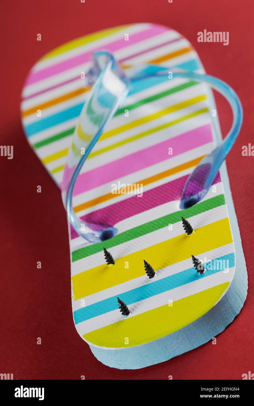 Primo piano delle viti su un flip flop Foto Stock