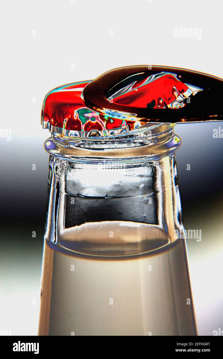 Primo piano di una bottiglia con un dispositivo di apertura Foto Stock