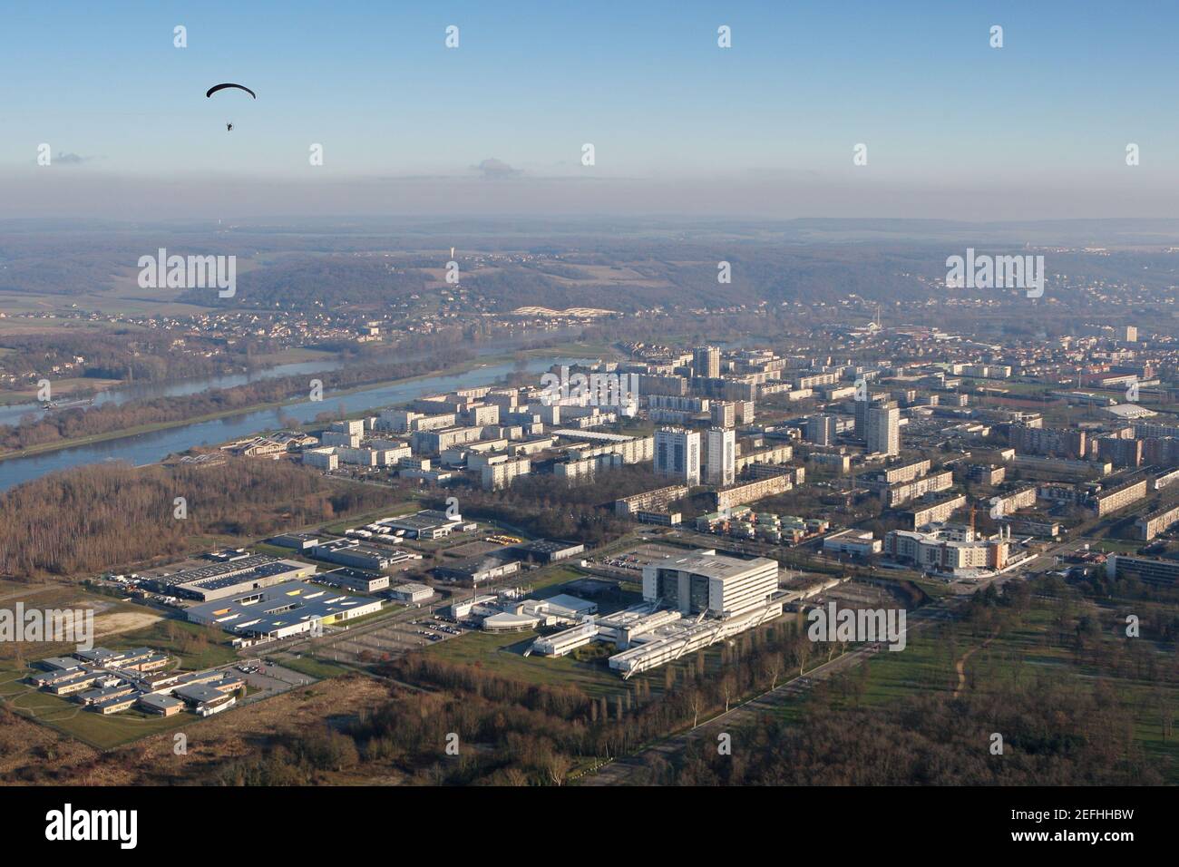 Fotografia aerea di un paramotore (parapendio motorizzato) che sorvola la grande città di Mante-la-Jolie, nel dipartimento degli Yvelines (78200), Ile-de-Fran Foto Stock