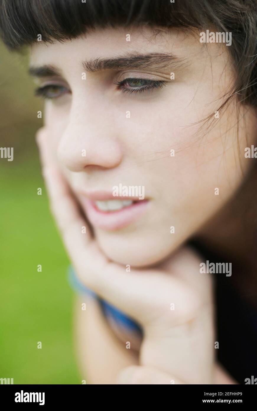 Close up di una ragazza adolescente che cerca pensiva Foto Stock