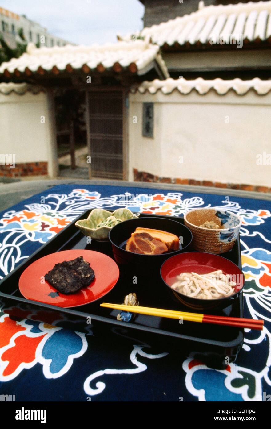 Vista ad alto angolo del cibo sul tavolo, Naha, Okinawa, Giappone Foto Stock