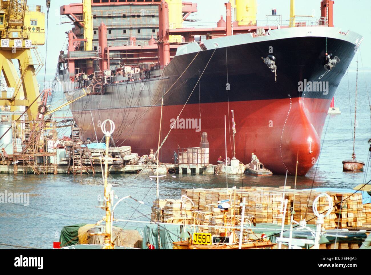 Nave ancorata ad un porto, costruzione di SuperTanker, Fukuoka, Giappone Foto Stock