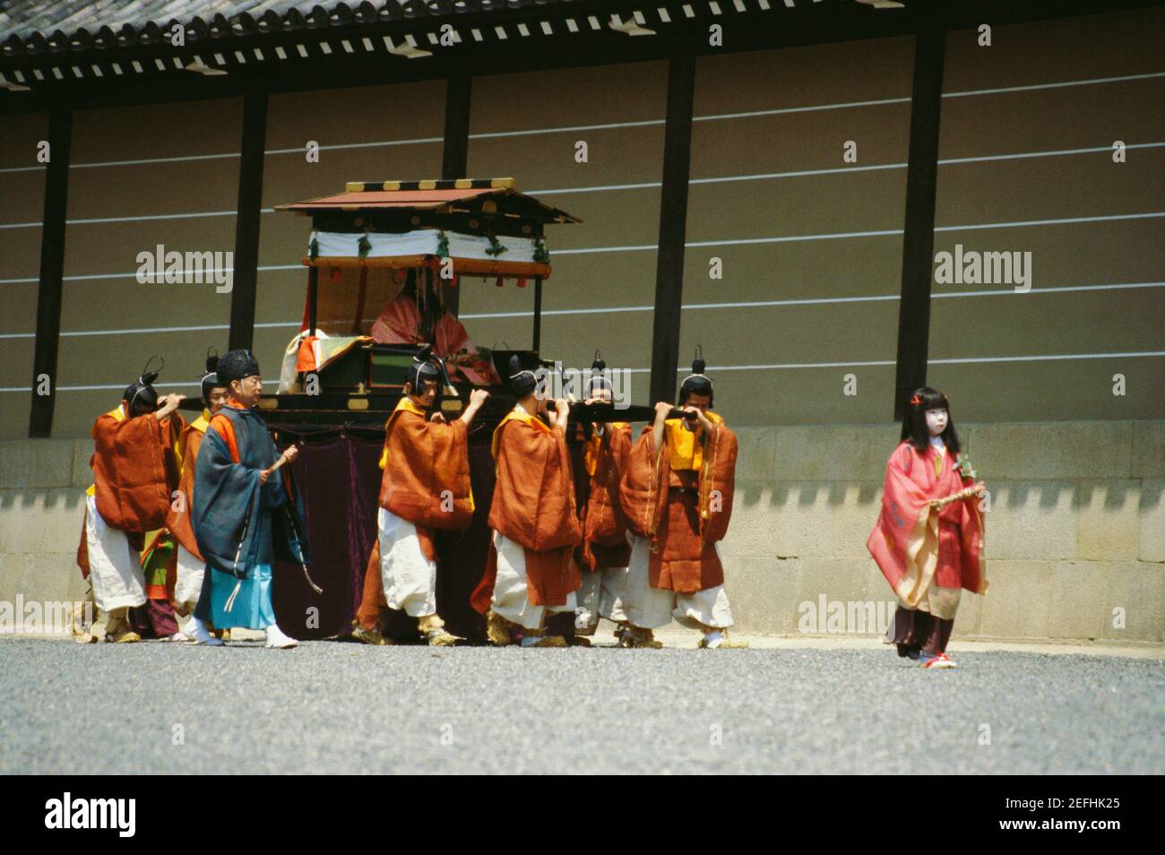 Gruppo di persone che camminano in una processione, Hollyhock festival, Prefettura di Kyoto, Giappone Foto Stock