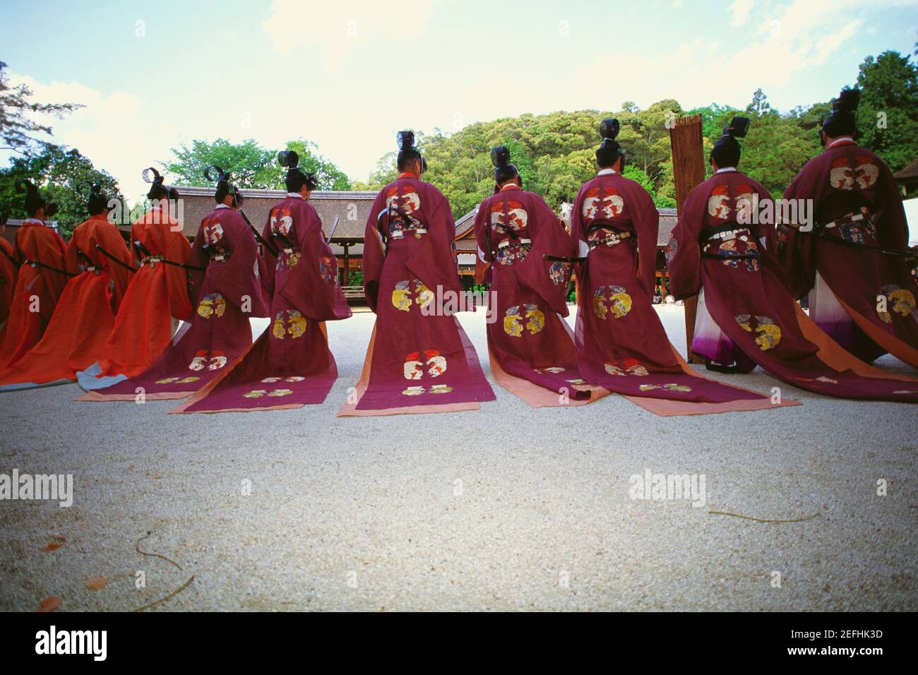 Vista posteriore di un gruppo di persone in un festival tradizionale, Hollyhock Festival, Kamigamo Shrine, Prefettura di Kyoto, Giappone Foto Stock