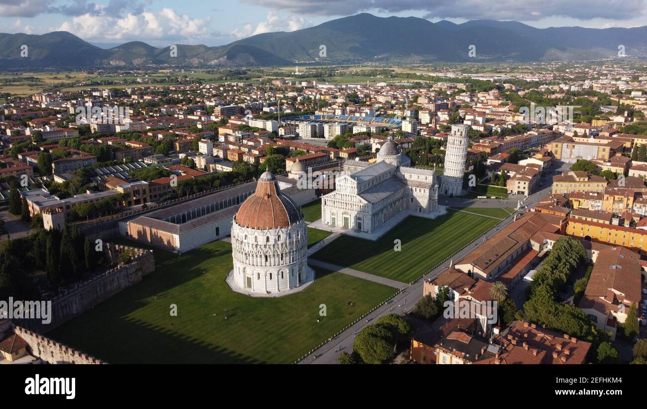 Piazza dei Miracoli, formalmente conosciuta come Piazza del Duomo, si trova a Pisa, Toscana, Italia, riconosciuta come importante centro d'arte europea Foto Stock