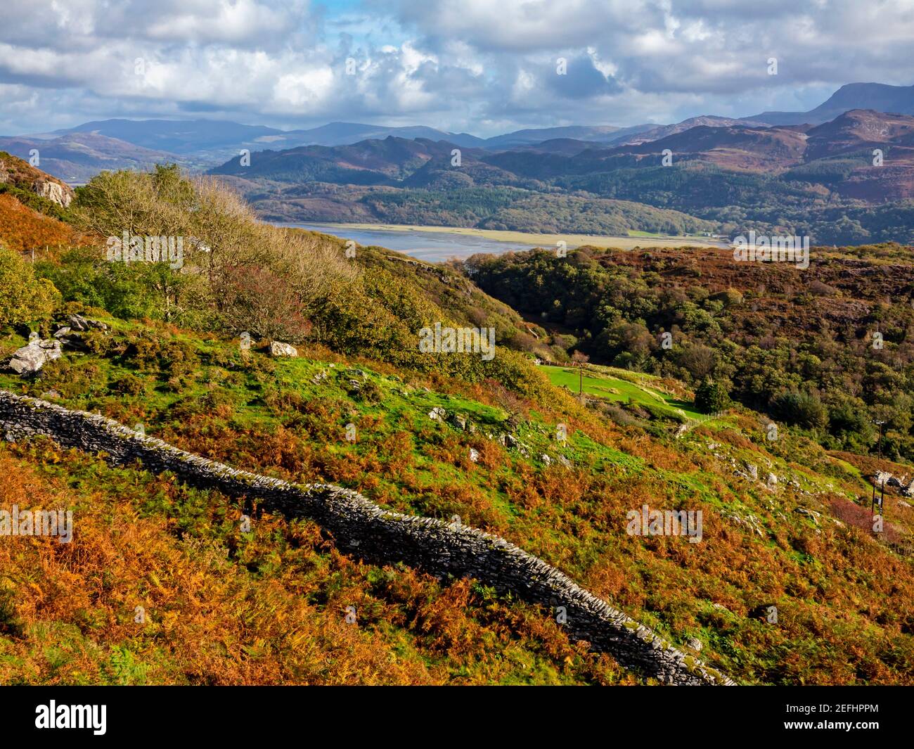 Paesaggio montano sopra l'estuario di Mawddach nei pressi di Barmouth a Gwynedd North West Wales UK vicino alla famosa passeggiata Panorama Con Snowdonia in lontananza Foto Stock