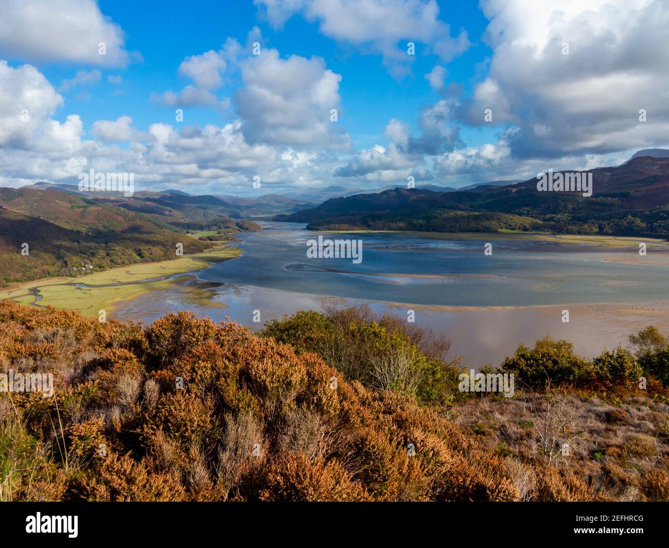 Paesaggio montano sopra l'estuario di Mawddach nei pressi di Barmouth a Gwynedd North West Wales UK vicino alla famosa passeggiata Panorama Con Snowdonia in lontananza Foto Stock