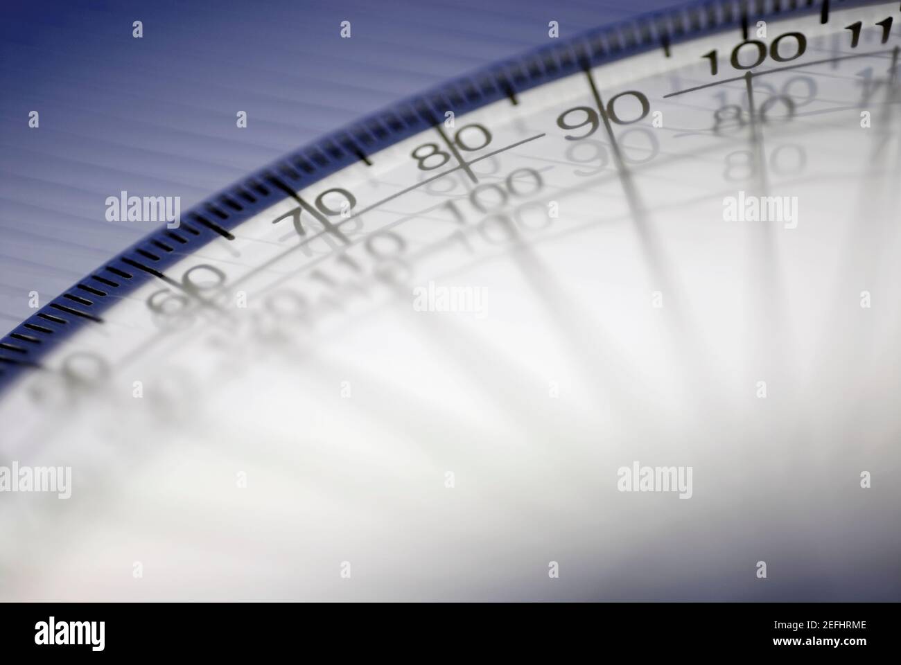 Primo piano dei numeri su un goniometro Foto Stock