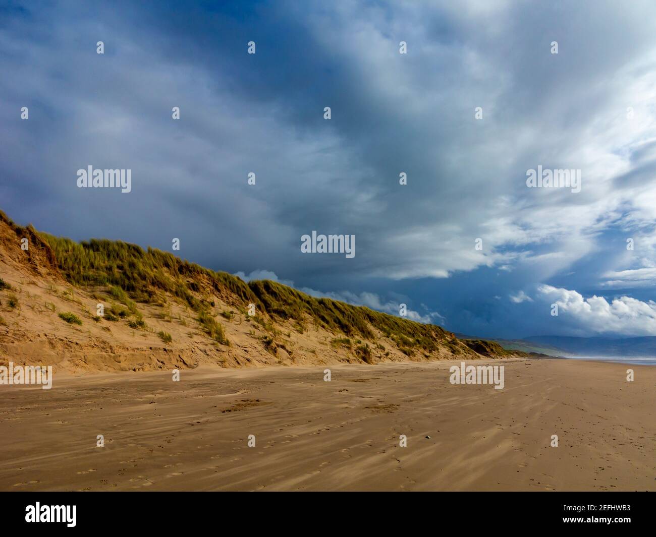 La spiaggia di sabbia di Morfa Dyffryn tra Barmouth e Harlech a Gwynedd sulla costa nord occidentale del Galles con cielo tempestoso sopra. Foto Stock