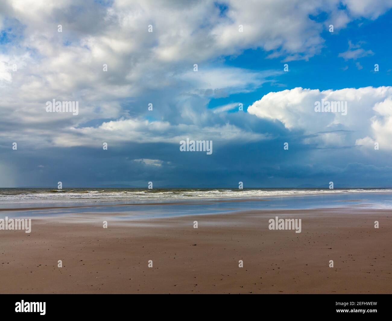 La spiaggia di sabbia di Morfa Dyffryn tra Barmouth e Harlech a Gwynedd sulla costa nord occidentale del Galles con cielo tempestoso sopra. Foto Stock