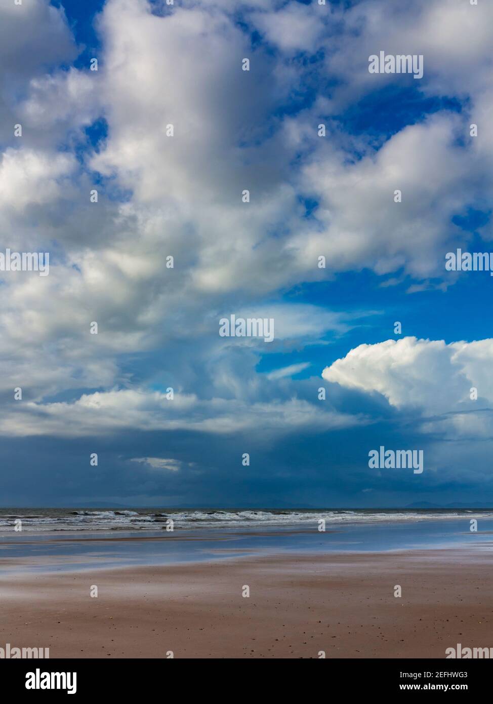 La spiaggia di sabbia di Morfa Dyffryn tra Barmouth e Harlech a Gwynedd sulla costa nord occidentale del Galles con cielo tempestoso sopra. Foto Stock