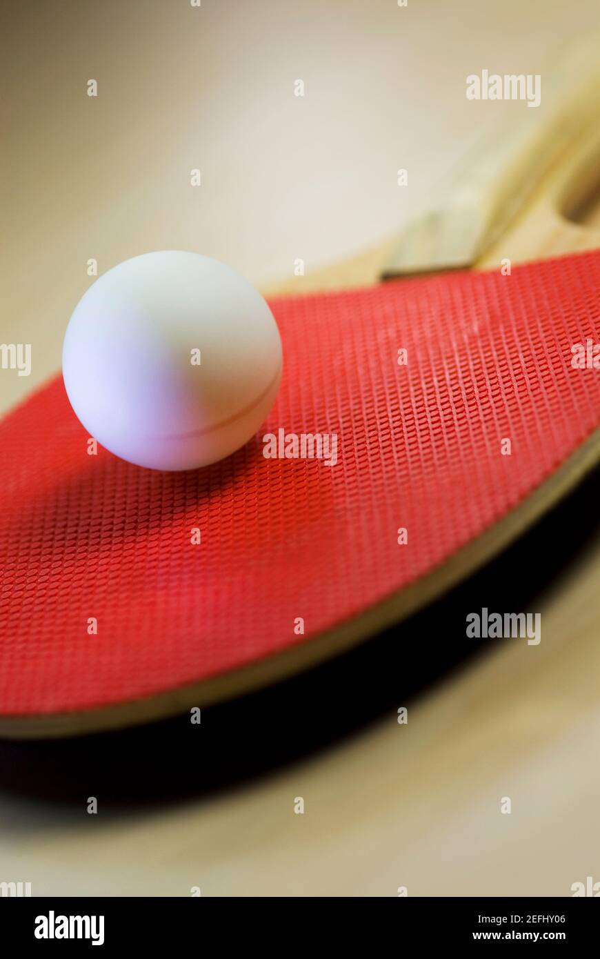 Close-up di una palla di ping-pong con una tabella racchetta da tennis Foto Stock
