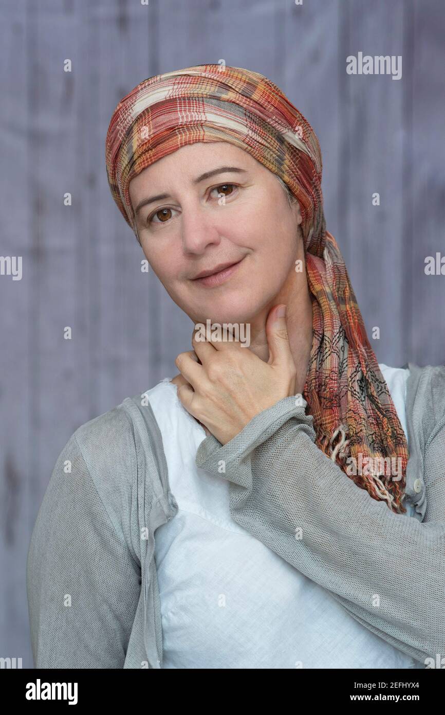 Ritratto di una donna penosa di 40-50 anni con un sciarpa sui capelli Foto Stock
