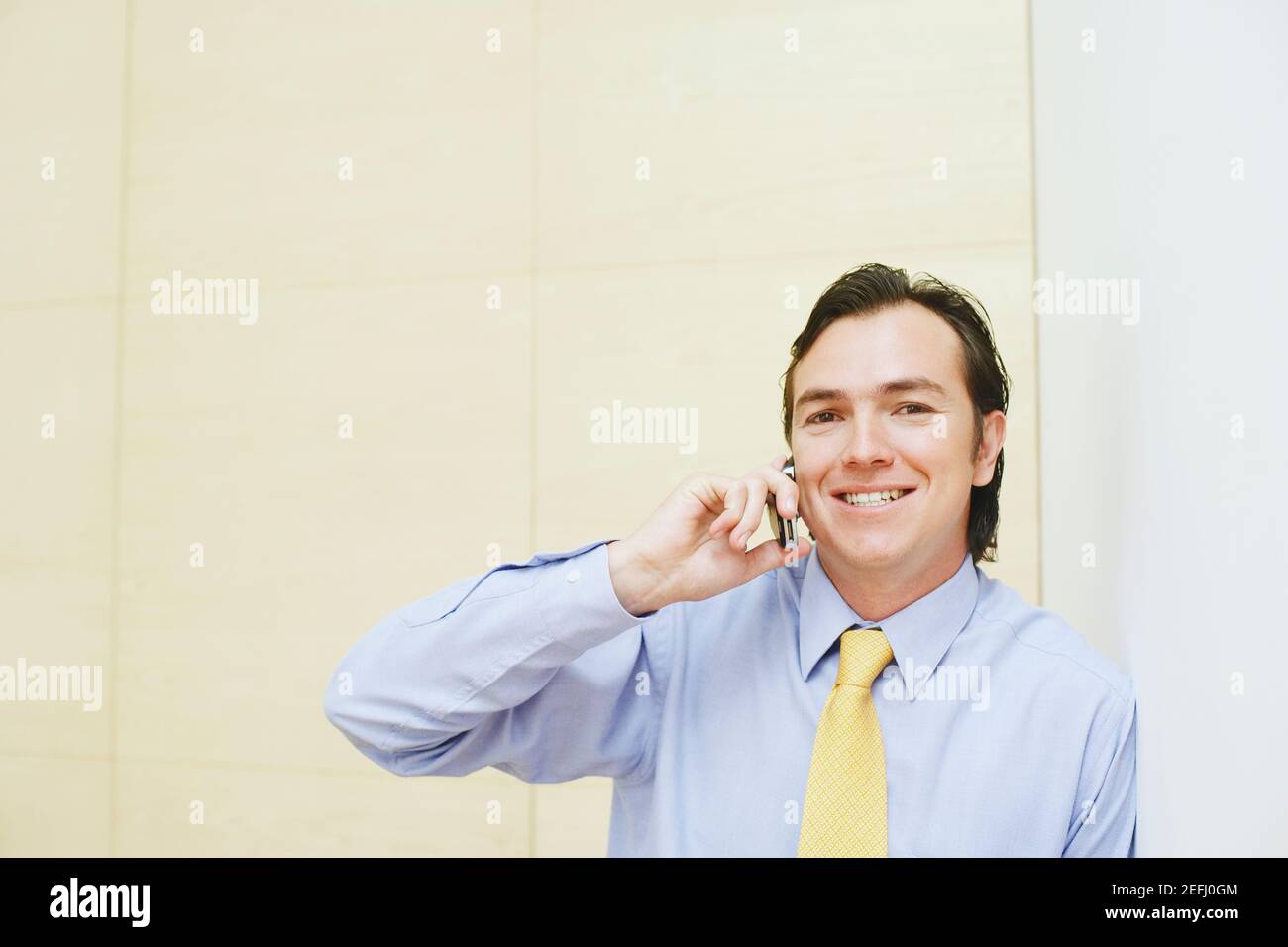 Ritratto di un imprenditore a parlare su un telefono mobile Foto Stock