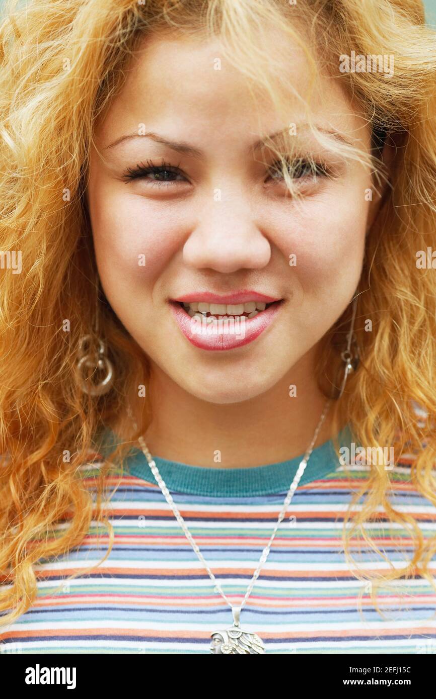 Ritratto di una giovane donna sorridente Foto Stock