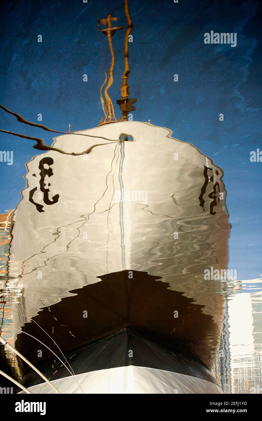 Riflesso di una nave da crociera in acqua, Inner Harbour, Baltimora, Maryland, USA Foto Stock